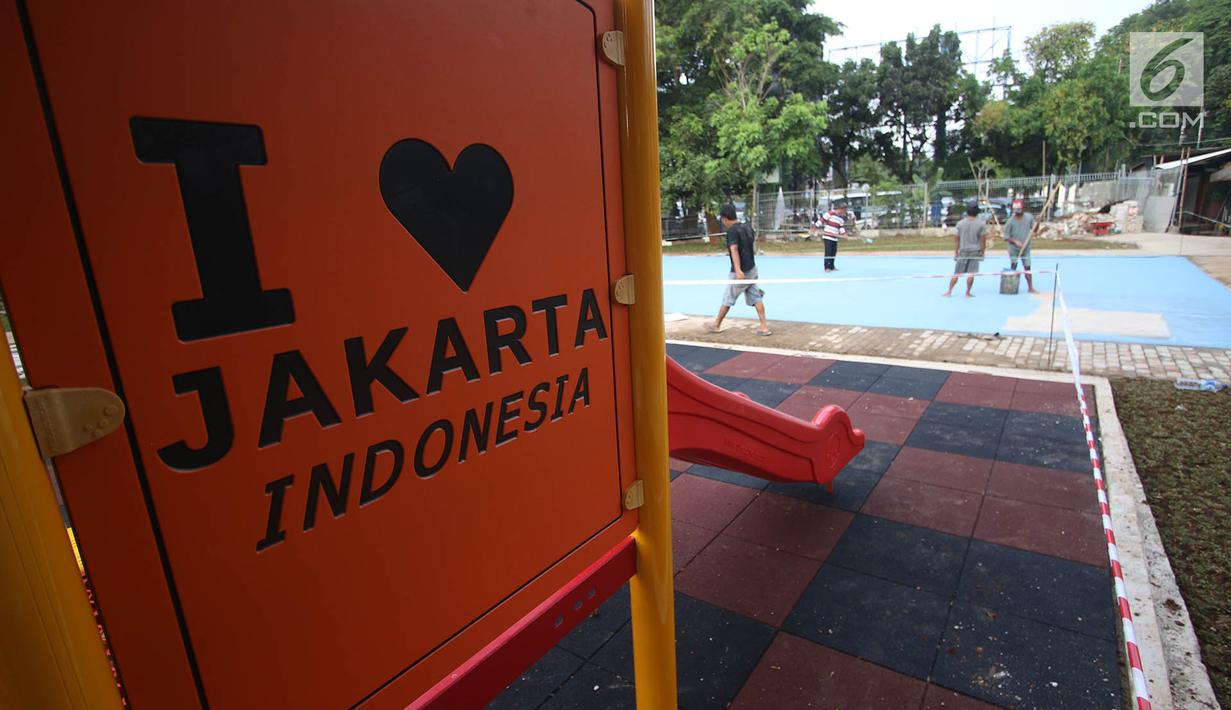 Pekerja menyelesaikan pembangunan Ruang Publik Terpadu Ramah Anak (RPTRA) di Jalan Simpang Tiga Kalibata, Jakarta, Sabtu (30/9). Gubernur DKI Jakarta Djarot Saiful Hidayat akan mempercepat program pembangunan 100 RPTRA. (Liputan6.com/Immanuel Antonius)