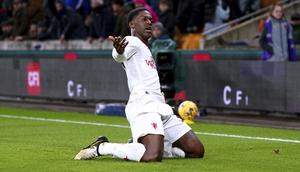 Selebrasi gelandang Manchester United, Kobbie Mainoo setelah mencetak gol keempat ke gawang Wolverhampton Wanderers pada laga pekan ke-22 Premier League 2023/2024 di Molineux Stadium, Wolverhampton, Kamis (1/2/2024). (PA via AP Photo/Bradley Collyer)