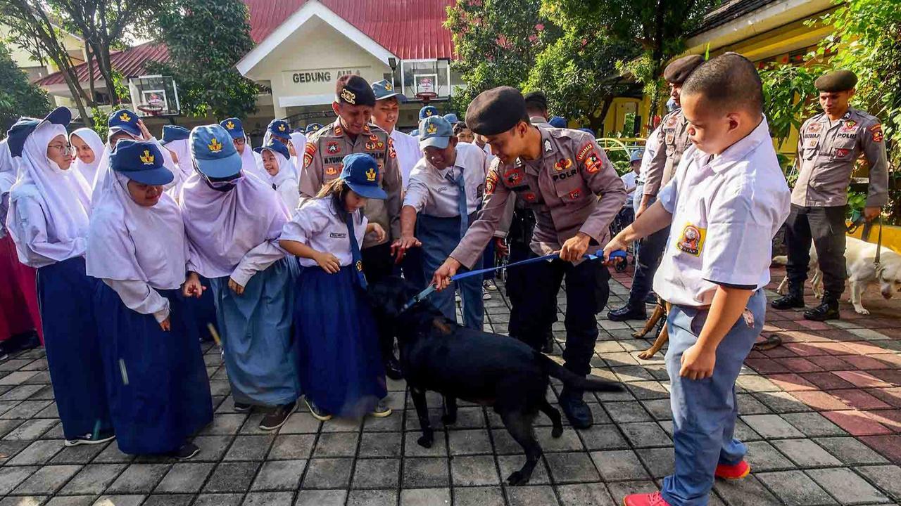 FOTO: Semangat Murid SLB Belajar Bersama Anjing K-9 Mabes Polri