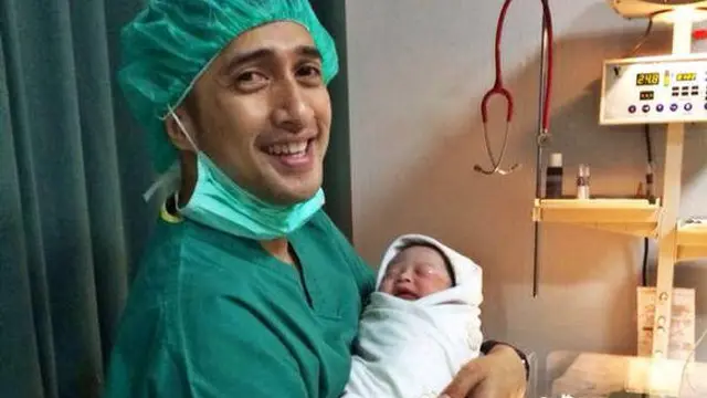 Istri Lahirkan Anak Laki-laki, Irfan Hakim Bahagia