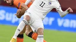 Bek Belanda, Stefan de Vrij berusaha merebut bola pemain Bosnia & Herzegovina, Smail Prevljak pada pertandingan UEFA Nations League di Johan Cruyff ArenA di Amsterdam, Belanda, Minggu (15/11/2020). Belanda menang atas Bosnia & Herzegovina 3-1. (John Thys/Pool via AP)