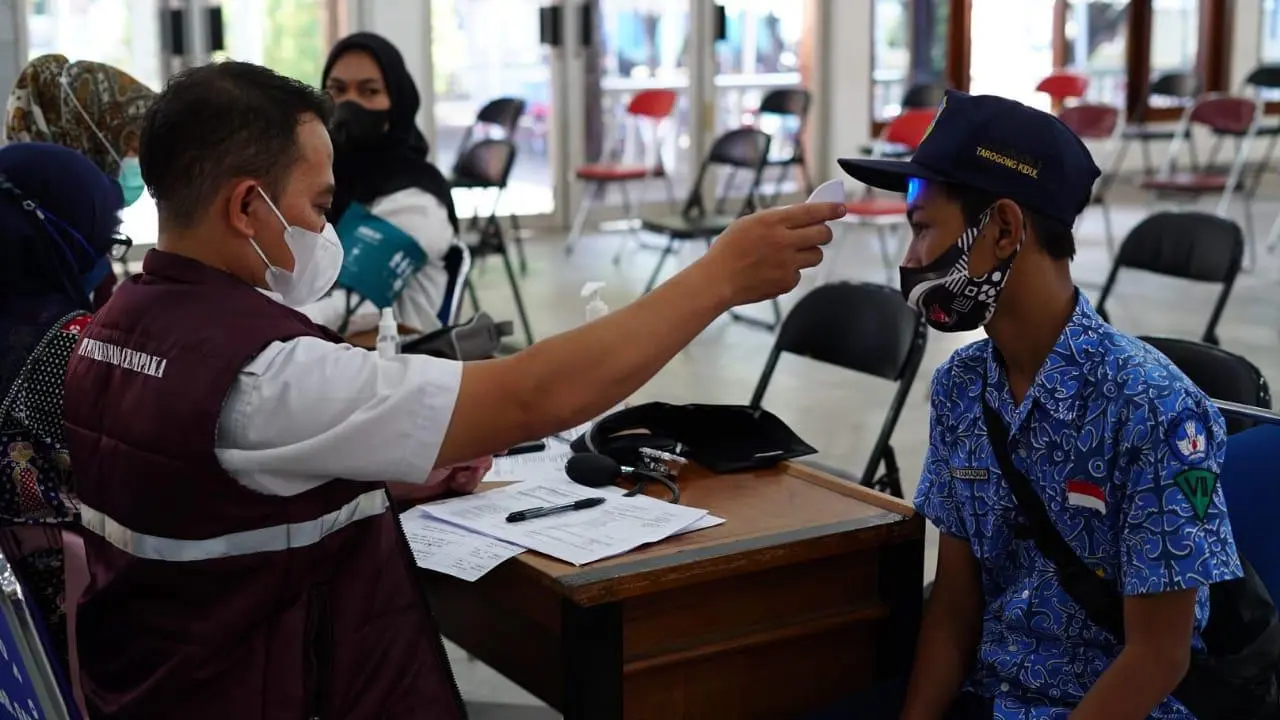 Salah seorang pelajar tengah mendapatkan pelayanan vaksinasi Covid-19 di Pendopo, Garut, Jawa Barat, beberapa waktu lalu.