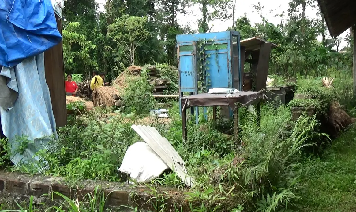 Sudah hampir empat bulan, Wijayati tak punya tempat tinggal usai rumahnya hancur diterjang badai. (Liputan6.com/Zainul Arifin).