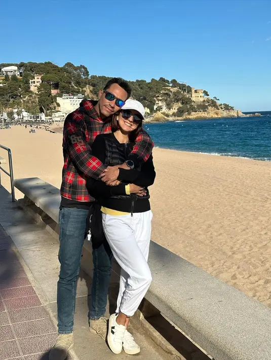Pasangan selebriti yang dikenal harmonis dan selalu romantis ini ternyata sempat tidak bertemu selama 10 hari. Setelahnya, mereka bertemu di Paris. Kemudian berlanjut terbang ke Barcelona untuk menengok Lio dan Diego. Keduanya pun senang, bisa melepas rindu setelah 3 bulan tidak bertemu dengan buah hati. (Liputan6.com/IG/@darius_sinathrya)