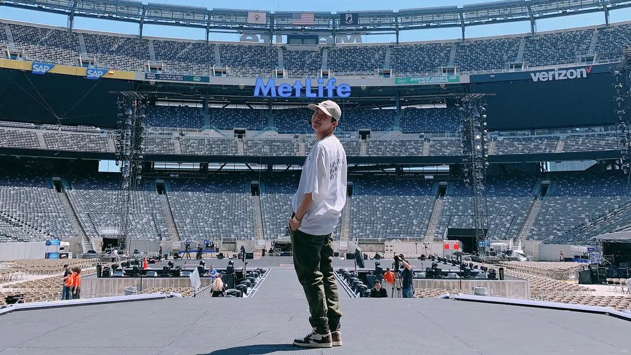 Gaya OOTD ala J-hope BTS, Simple dan Modis