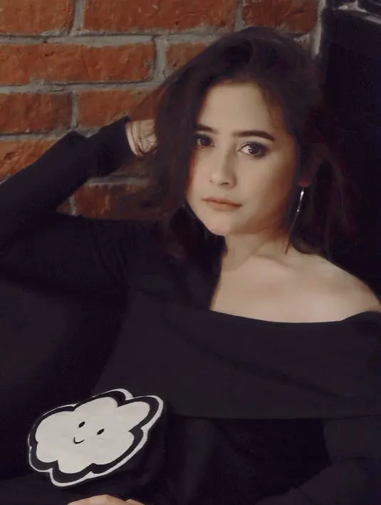 Seperti melansir dari Kapanlagi.com, Prilly yang ditemui di kawasan Tendean beberapa waktu lalu menceritakan target yang dimilikinya. Pacar Maxime Bouttier ini punya target untuk bisa lulus kuliah empat tahun. (Instagram/prillylatuconsina96)