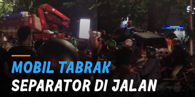 VIDEO: Ngeri, Mobil Tabrak Separator di Jalan