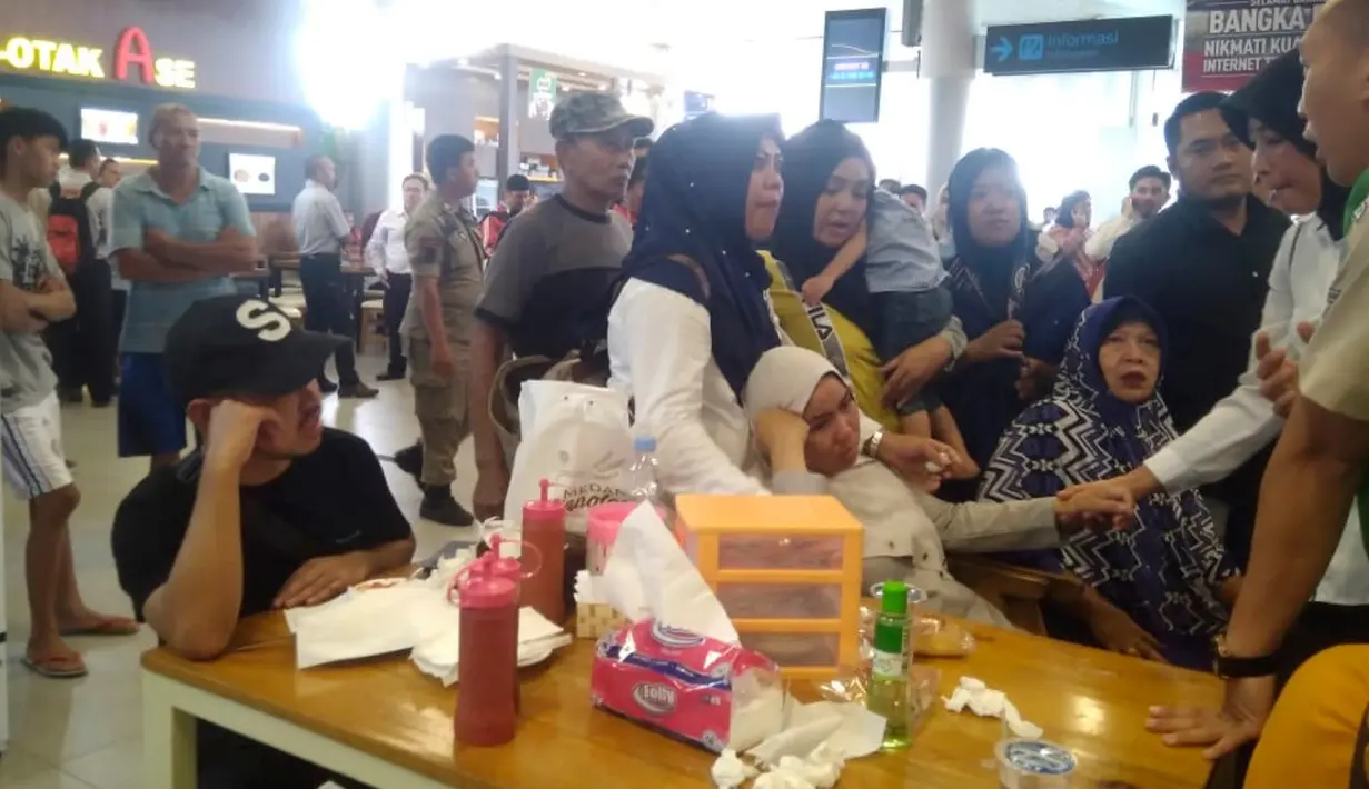Keluarga penumpang pesawat Lion Air JT-610 memadati Bandara Depati Amir di Pangkal Pinang, Senin (29/10). Mereka ingin memastikan nasib anggota keluarganya setelah pesawat yang ditumpangi jatuh di laut utara Karawang, Jawa Barat. (AP Photo)