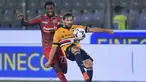 Bek Sampdoria Bartosz Bereszynski berebut bola dengan penyerang Cremonese David Okereke pada pekan ke-11 ajang Serie A di Giovanni Zini Stadium, Senin (24/10/2022). Sampdoria meraih poin penuh saat bertandang ke markas Cremonese. (Claudio Grassi/LaPresse via AP)