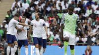 Harry Kane (tengah) ketika tengah merayakan golnya ke gawang Nigeria pada laga uji coba, di Stadion Wembley, Sabtu (2/6/2018). (AP/Matt Dunham)
