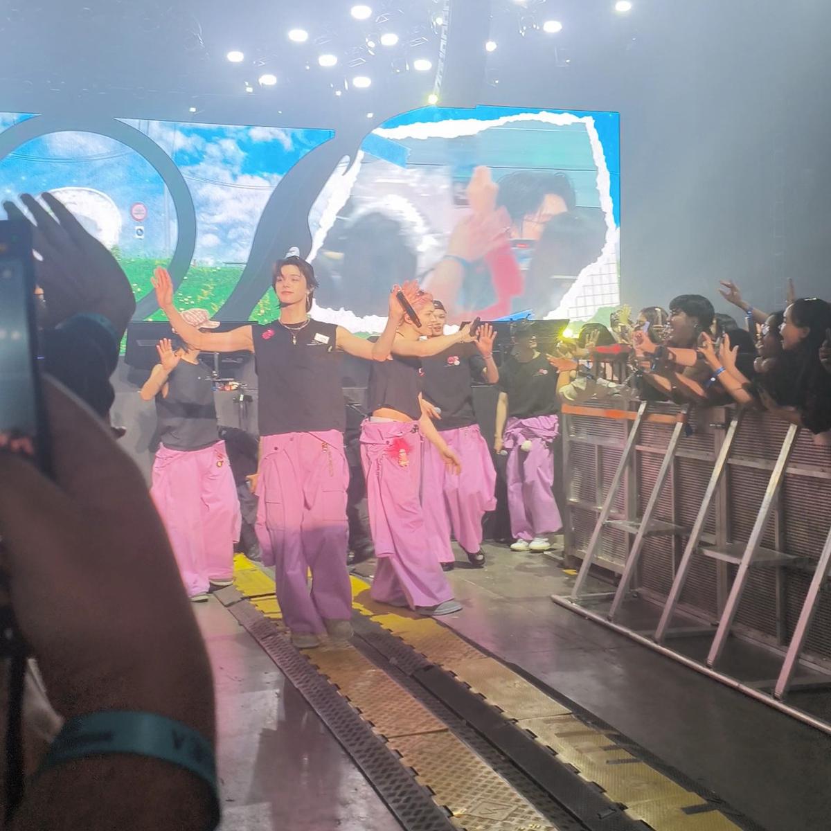 5 Potret Seru Konser &TEAM 'Awaken the Bloodline' di Jakarta, Blusukan Sapa Penggemar Hingga Nyanyi Lagu Titi Kamal
