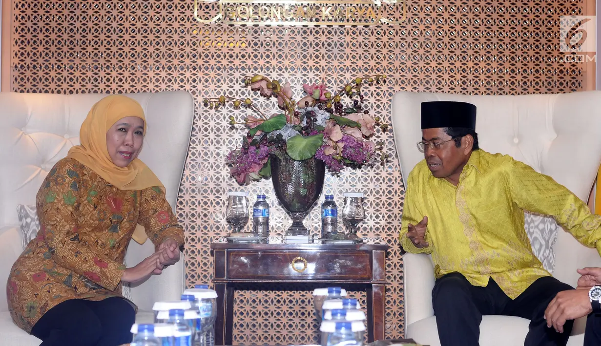 Plt Ketua Umum Partai Golkar, Idrus Marham (kanan) berbincang bersama Mensos Khofifah Indar Parawansa jelang penyerahan surat rekomendasi pasangan Cagub dan Cawagub Jawa Timur padsa Pilkada 2018 di Jakarta, Rabu (22/11). (Liputan6.com/Helmi Fithriansyah)