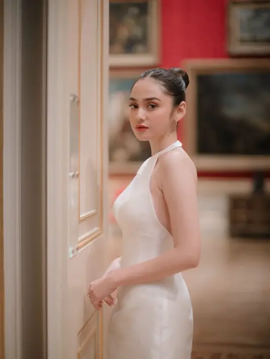 Rambutnya ditata dengan gaya sleek bun yang ciptakan aura elegan dan berkelas [@elelrumi]