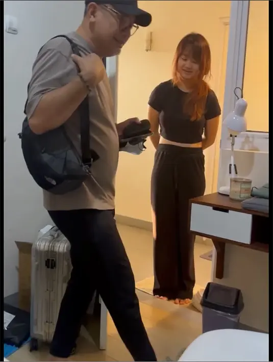 Meski senang karena anaknya yang sudah dewasa belajar mandiri, sebagai seorang ibu merasakan perih. Putrinya yang selama 20 tahun bersama, memustuskan untuk belajar mandiri tinggal dekat kampusnya. Momen Indra ke tempat kost putrinya. [Instagram/monaratuliu]