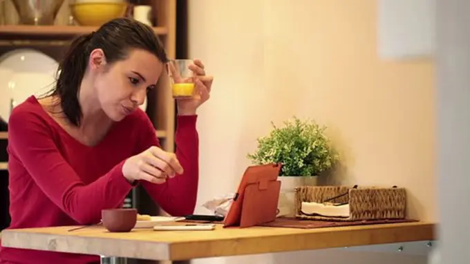 Efek makan sendirian/copyright Shutterstock.com