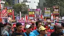 Berbagai macam poster dibawa buruh saat aksi May Day 2016 di Jakarta, Minggu (1/5). Kaum buruh mengajukan tuntutan menolak upah murah serta pencabutan PP No. 78 Tahun 2015. (Liputan6.com/Angga Yuniar)
