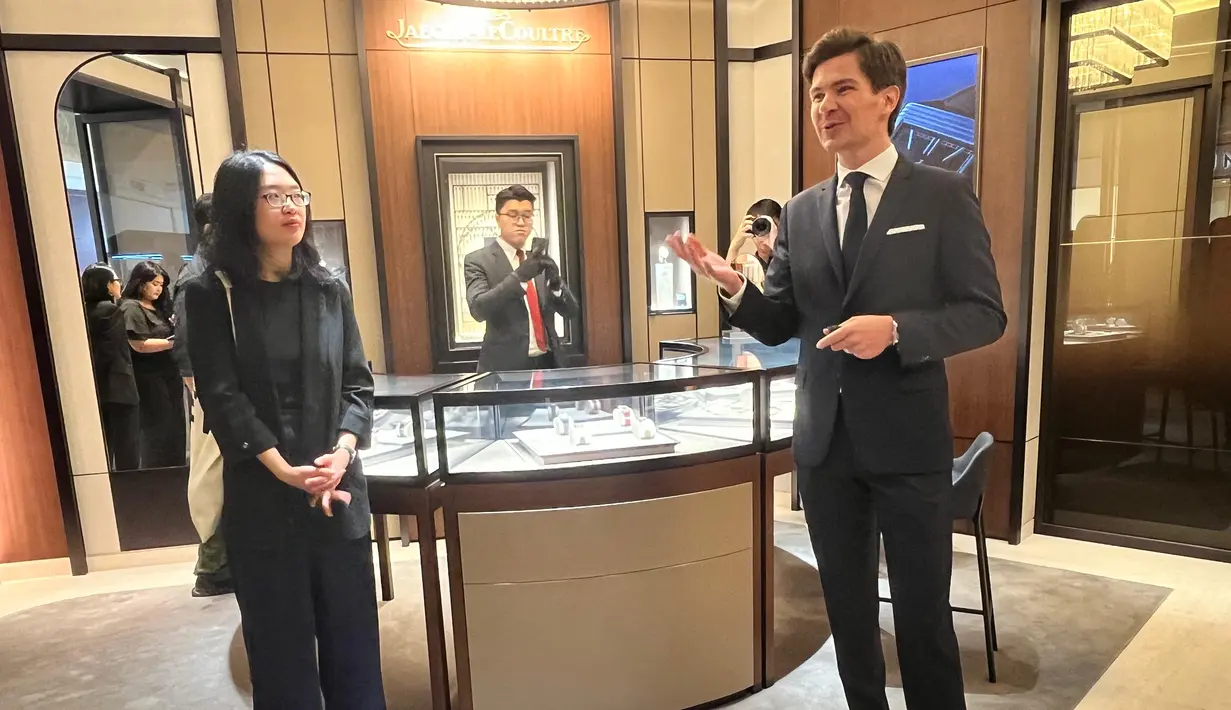 Tingkat keahlian dalam pembuatan setiap jam begitu bermakna. Merayakan keterampilan pembuat enamel, pembuat permata, pengukir, hingga ahli guilloche Jaeger-LeCoultre, mengungkapkan bagaimana mereka mengeluarkan potensi penuh Reverso sebagai kanvas untuk ekspresi artistik dan pesan yang dipersonalisasi. Foto: Fimela.com]