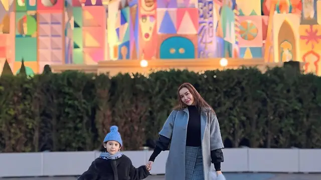 Potret Aura Kasih Liburan Ke Jepang Bersama Sang Anak Arabella (credit: instagram/aurakasih)