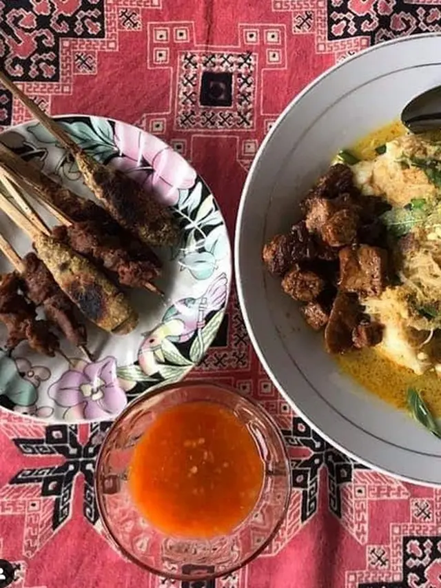 Sepiring laksa Betawi dengan sate lilit