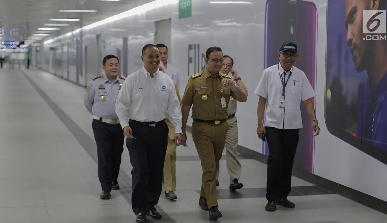 Gubernur DKI Jakarta Anies Baswedan (tengah) meninjau Halte TransJakarta Bundaran Hotel Indonesia (HI) yang terintegrasi dengan moda raya terpadu (MRT), Senin (25/3). Halte Bundaran HI menjadi halte TransJakarta pertama yang terintegrasi dengan Stasiun MRT. (Liputan6.com/Faizal Fanani)