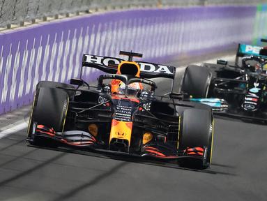 Penentuan juara dunia di seri terakhir antara Verstappen dan Hamilton menjadi yang kedua dalam sejarah Formula 1. Sebelumnya, hal tersebut pernah dialami oleh Emerson Fittipaldi dan Clay Regazzoni pada tahun 1974. (AFP/Giuseppe Cacace)