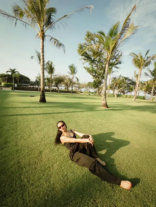 Yura Yunita menikmati indahnya sunset di Sanur dengan berwastra kasual serba hitam [@yurayunita]