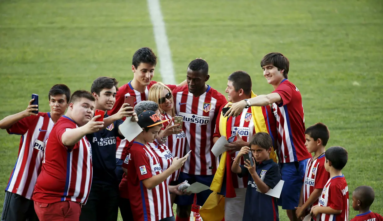 Jackson Martinez dikerubuti suporter saat diperkenalkan sebagai pemain baru Atletico Madrid di Stadion Vicente Calderon, Madrid, Minggu (26/7/2015).(Reuters/Susana Vera)