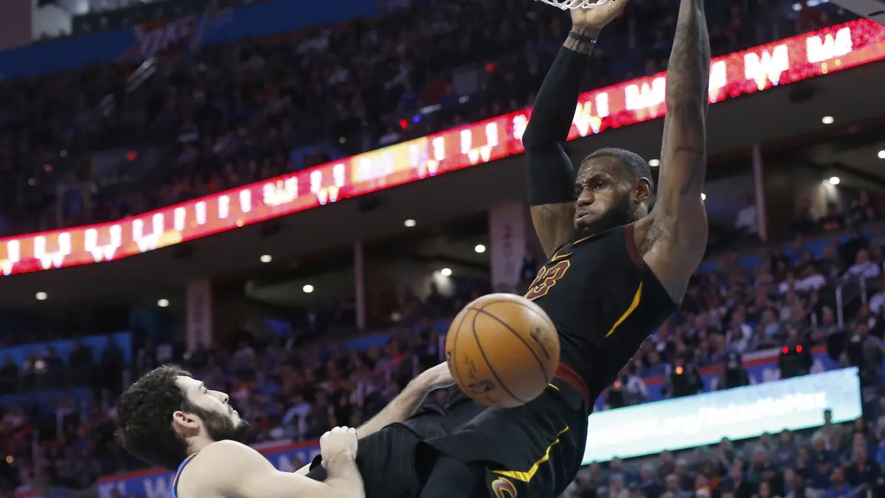Pemain Cavaliers LeBron James melakukan dunk saat melawan Thunder