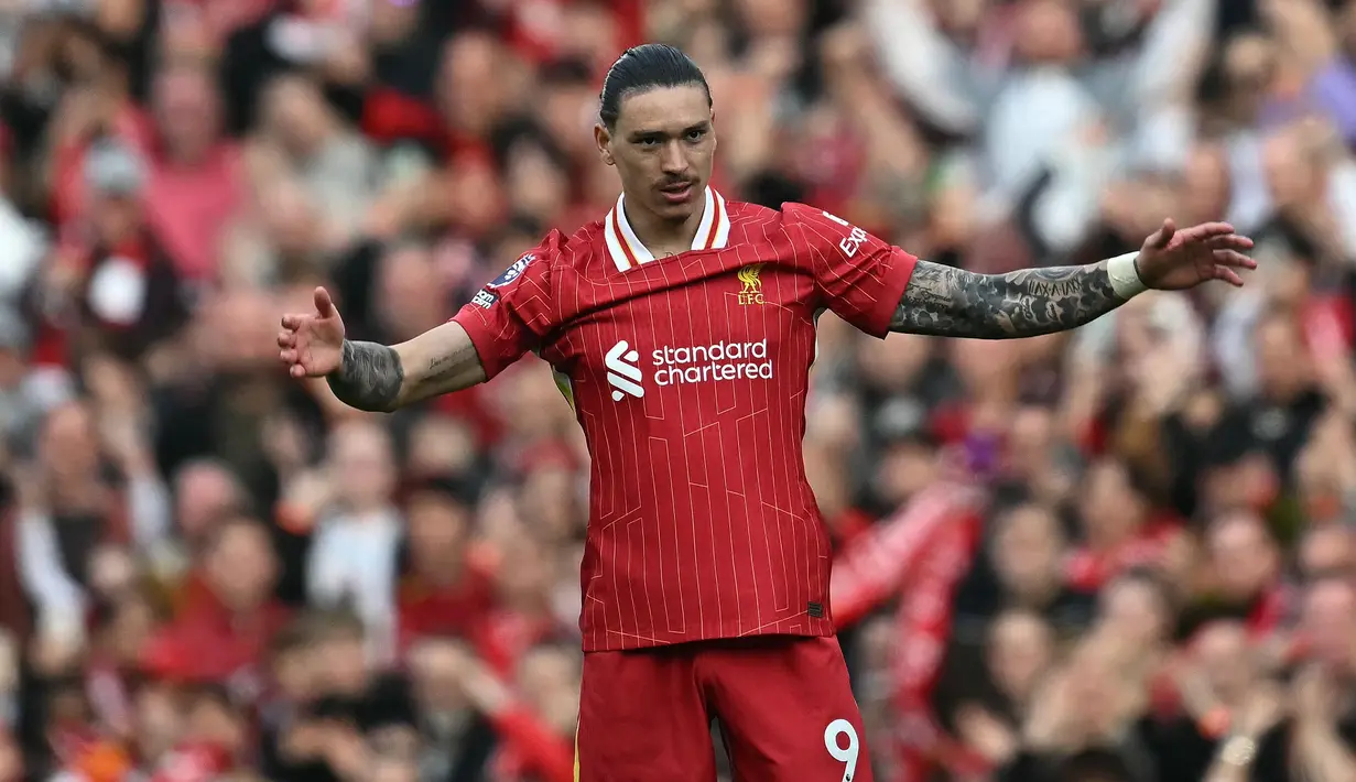 Di babak kedua, pada menit ke-51, Darwin Nunez membuat kedudukan menjadi imbang 1-1 usai menerima umpan dari Luiz Diaz. (Paul ELLIS/AFP)