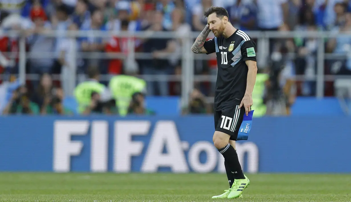Striker Argentina, Lionel Messi, tampak kecewa usai gagal mengalahkan Islandia pada laga Piala Dunia di Stadion Spartak, Sabtu (16/6/2018). Argentina bermain imbang 1-1 dengan Islandia. (AP/Victor Caivano)