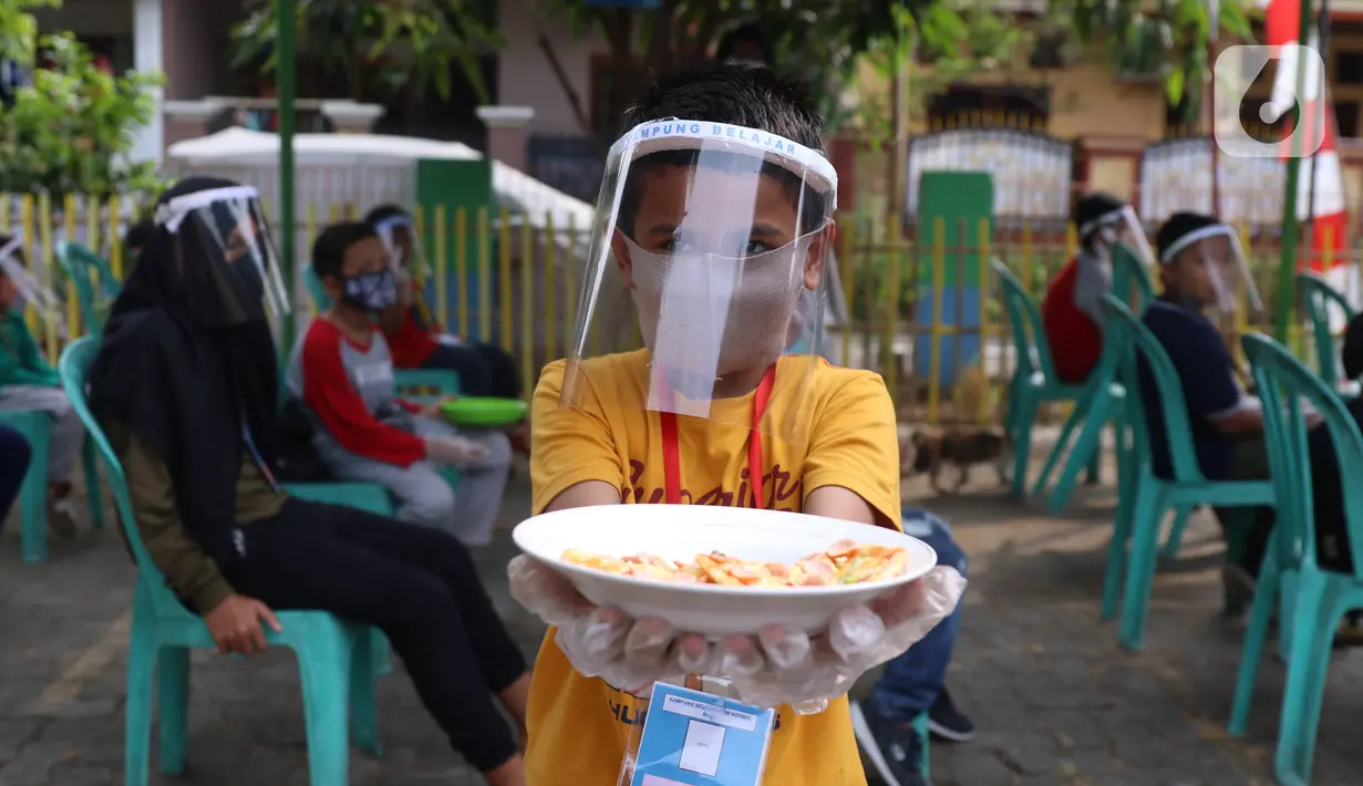 Anak-anak melakukan kegiatan belajar di luar sekolah di Kampung Belajar New Normal di Pinang Indah, Tangerang, Jumat (19/6/2020). Kampung Belajar New Normal ini didirikan untuk anak - anak kawasan tersebut yang ingin kembali bersekolah. (Liputan6.com/Angga Yuniar)