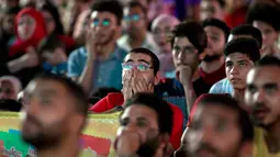 Reaksi suporter timnas Mesir menyaksikan tim kesayangannya melawan Rusia pada putaran kedua grup A Piala Dunia di Kairo, Selasa (19/6). Meski sudah diperkuat Mohamed Salah, Mesir tetap tak dapat menghindari kekalahan atas Rusia 1-3. (AP/Amr Nabil)