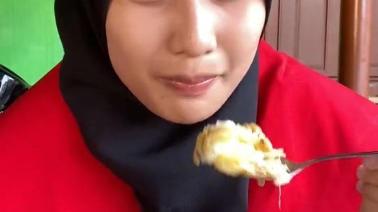 Namun sebelum menuju tempat wisuda, ia menyempatkan untuk sarapan bubur dulu agar tidak kelaparan.