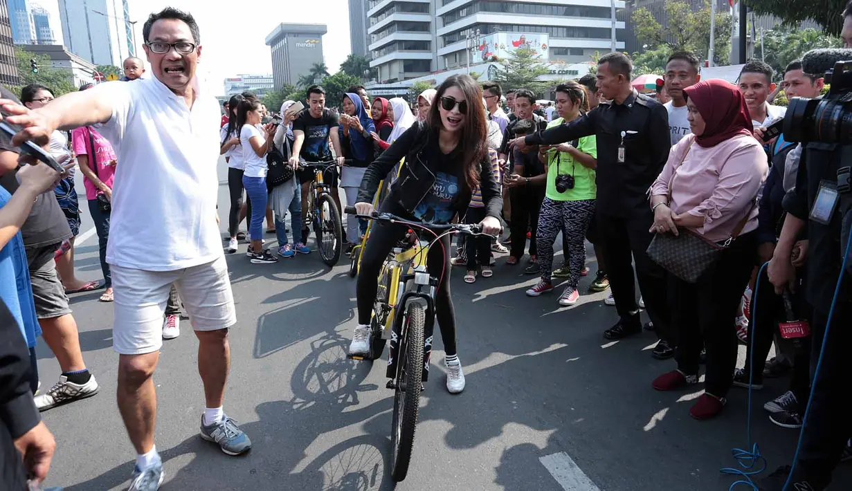 Ditemui di area Car Free Day (CFD), Minggu (10/9/2017), Angie menceritakan kedatangannya ke Indonesia untuk memperkenalkan budaya Negara asalnya kepada kedua buah hatinya, Serra Habibie dan Eliyas Aidan Dude Syaaf. (Deki Prayoga/Bintang.com)