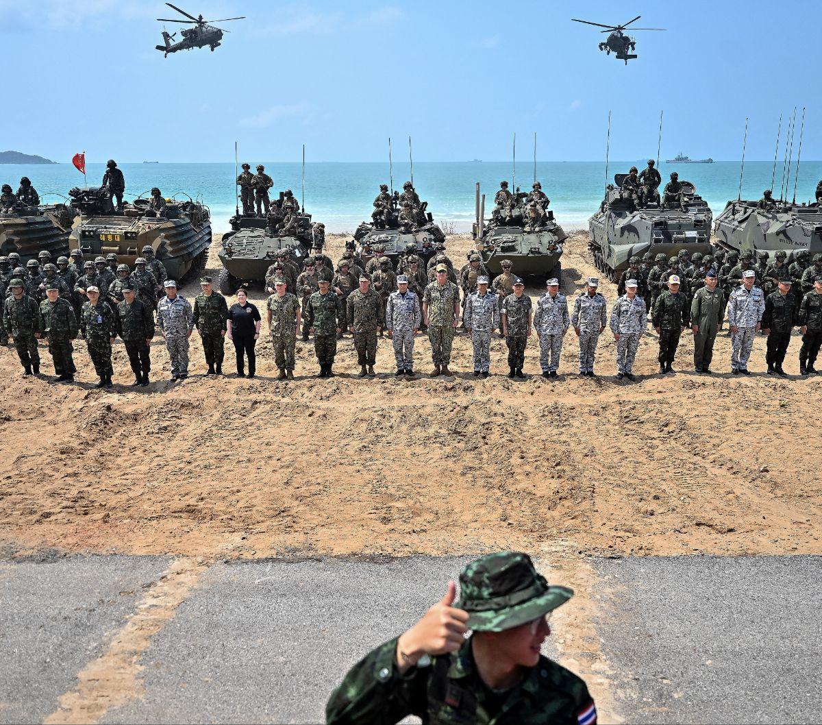 Sejumlah tentara dari berbagai negara saat ambil bagian dalam latihan militer 'Cobra Gold' di Chonburi, Thailand, pada 1 Februari 2024. Thailand kembali menggelar latihan militer terbesar se-Asia Tenggara bertajuk 'Cobra Gold'.&nbsp;Manan Vatsyayana/AFP