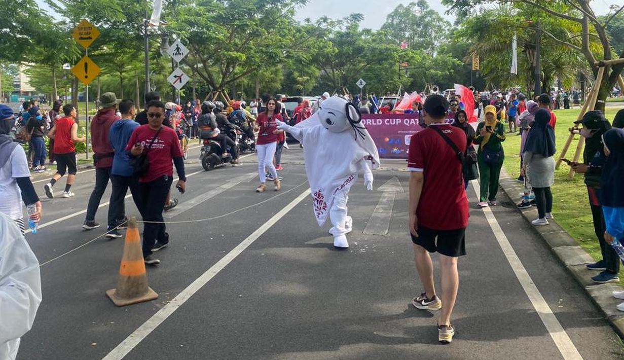 <p>Tidak kalah meriah dari Semarang, antusiasme masyarakat Bandung dalam menyambut kedatangan La'eeb juga sangat besar. Pagi tadi, sang Maskot juga sempat menyambangi Car Free Day yang ada Kiara Park. (Procomm Surya Citra Media)</p>