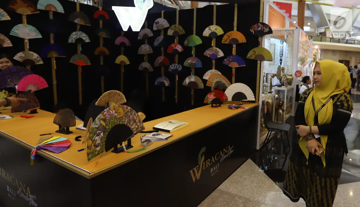 Seorang wanita melihat produk yang di pamerkan dalam ajang inacraft 2019 di JCC, Jakarta, Rabu (24/4). Inacraft 2019 sendiri merupakan salah satu pameran produk kerajinan terbesar di Asia Tenggara yang diikuti sekitar 1.700 peserta dari seluruh Indonesia dan luar negeri. (Liputan6.com/Angga Yuniar)