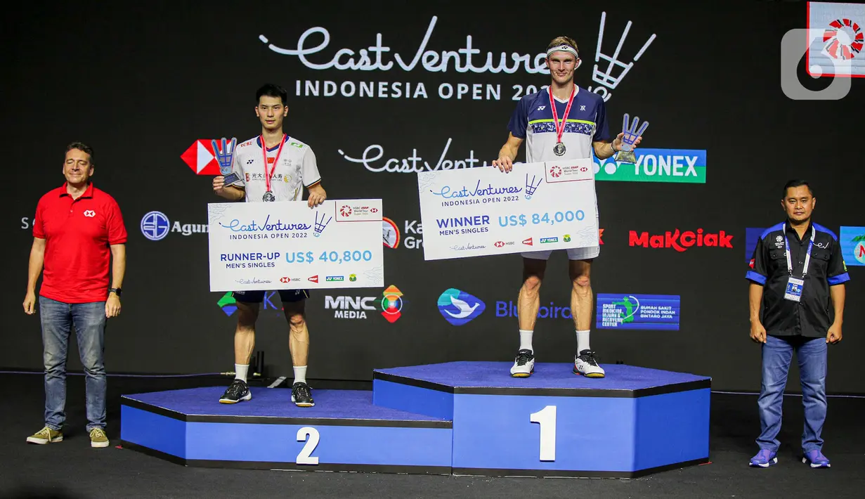 Pebulu tangkis tunggal putra Denmark Viktor Axelsen (kedua kanan) bersama pebulu tangkis tunggal putra China Zhao Jun Peng (kedua kiri) naik podium usai pertandingan final East Ventures Indonesia Open 2022 di Istora Senayan, Jakarta, Minggu (19/6/2022). Viktor Axelsen menjuarai tunggal putra East Ventures Indonesia Open 2022 usai mengalahkan Zhao Jun Peng dengan skor 21-9, 21-10. (Liputan6.com/Faizal Fanani)