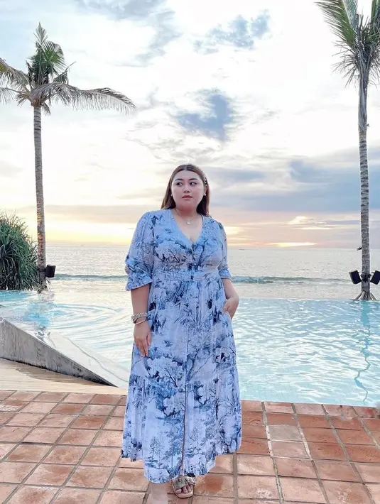 Kerah V akan memperkuat garis bahu kita. Selain itu kerah ini juga menyeimbangkan pinggul dan paha yang lebar. (Instagram/clarissaputri_).