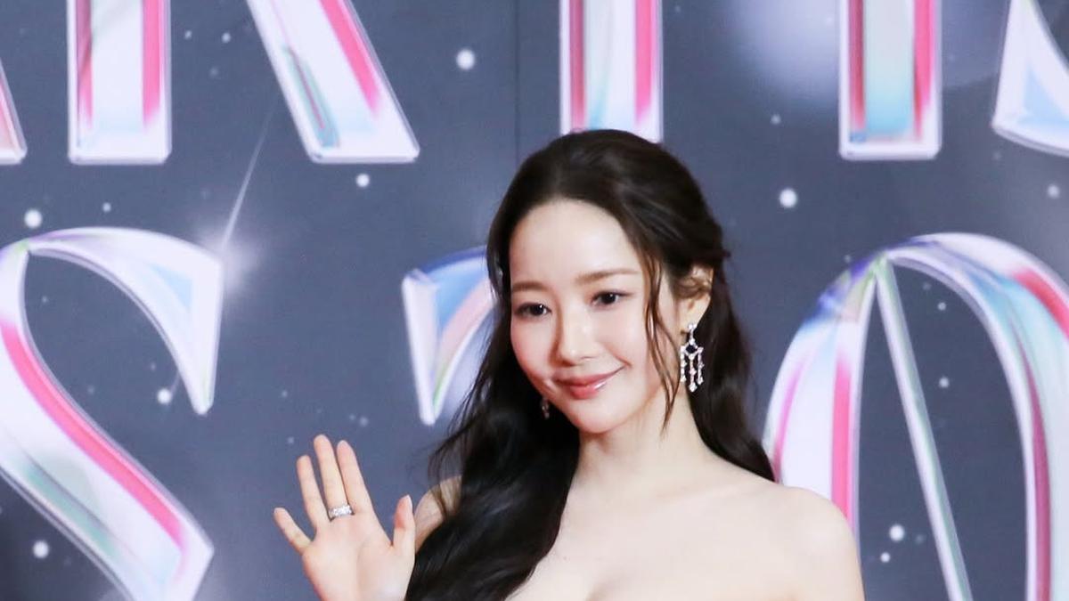 Potret Anggun Park Min Young Bak Cinderella yang Jadi Best Actress of The Year di Asia Artist Awards 2024