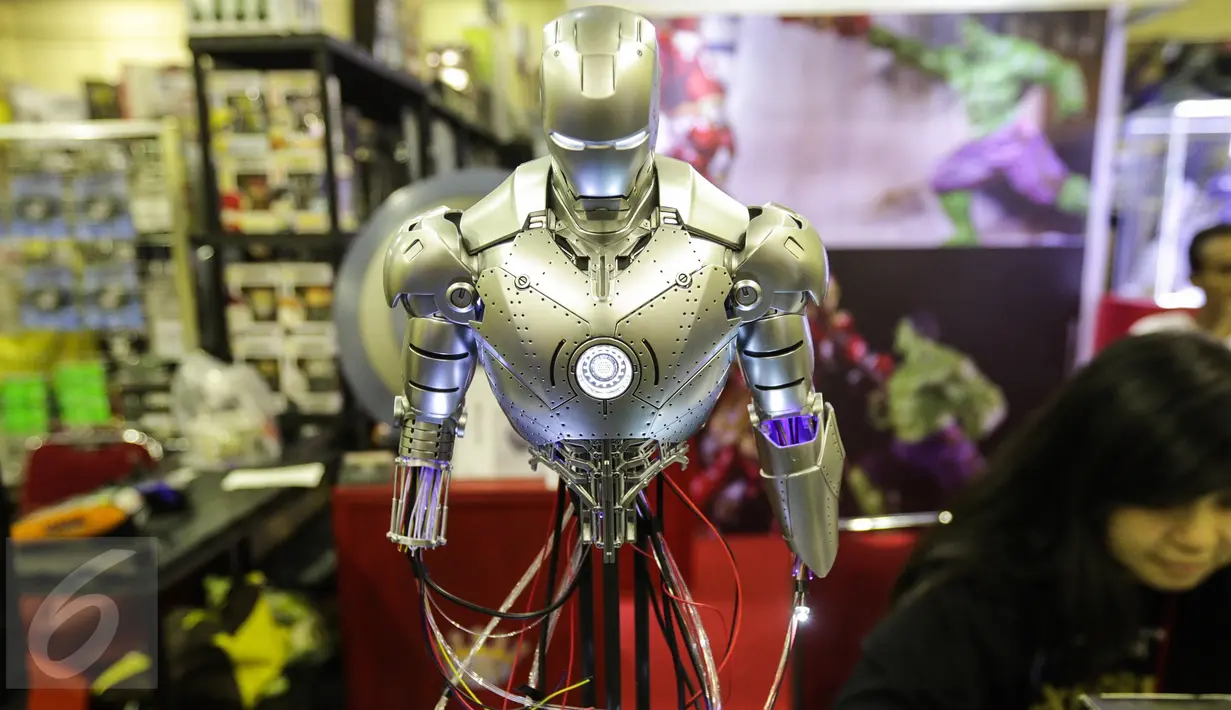 Sebuah miniatur superhero Iron Man dipajang dalam pameran The 13th Toys & Comics Fair 2017 di Balai Kartini, Jakarta, Sabtu (11/2). Acara juga dimeriahkan dengan beberapa kopi darat dari para komunitas komik. (Liputan6.com/Fery Pradolo)