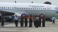 Gubernur Jawa Timur Soekarwo menerima kedatangan jenazah penumpang AirAsia QZ 8501 (Liputan6.com/Hanz Jimenez Salim)