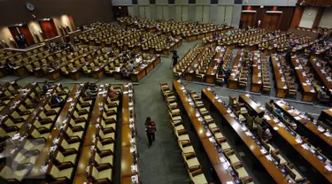 Suasana bangku kosong saat Rapat Paripurna DPR RI Ke-18 di Kompleks Parlemen, Senayan, Jakarta, Kamis (23/2). Dalam Rapat tersebut Surat inisiatif soal usulan hak angket Ahok-Gate sudah dibacakan oleh Pimpinan Sidang Fadli Zon. (Liputan6.com/Johan Tallo)