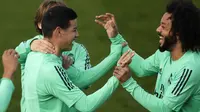 Bek Real Madrid, Marcelo (kanan) tertawa dengan penyerang James Rodriguez selama sesi latihan tim di Valdebebas di Madrid, Spanyol, Selasa, (25/2/2020). Real Madrid akan menjamu wakil Inggris, Manchester City pada leg pertama babak 16 besar Liga Champions di Bernabeu. (AP Photo/Manu Fernandez)