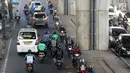 Sejumlah pengendara sepeda motor melawan arus lalu ketika melintasi Jalan Ciledug Raya, Jakarta, Kamis (5/4). Perilaku tidak disiplin pengendara motor tersebut menjadi salah satu penyebab kemacetan dan kecelakaan lalu lintas. (Liputan6.com/Arya Manggala)
