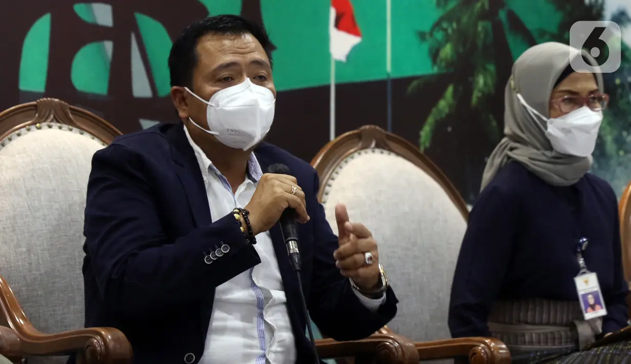 Ketua Komisi V DPR Lazarus (kiri) dan Staf Khusus Menteri Perhubungan Kementerian Perhubungan Adita Irawati jadi pembicara dalam Diskusi Dialektika Demokrasi di Media Center, Gedung Nusantara III, Jakarta, Kamis (7/4/2022). Diskusi bertema Balada Booster dan Mudik Lebaran.(Liputan6.com/Angga Yuniar)