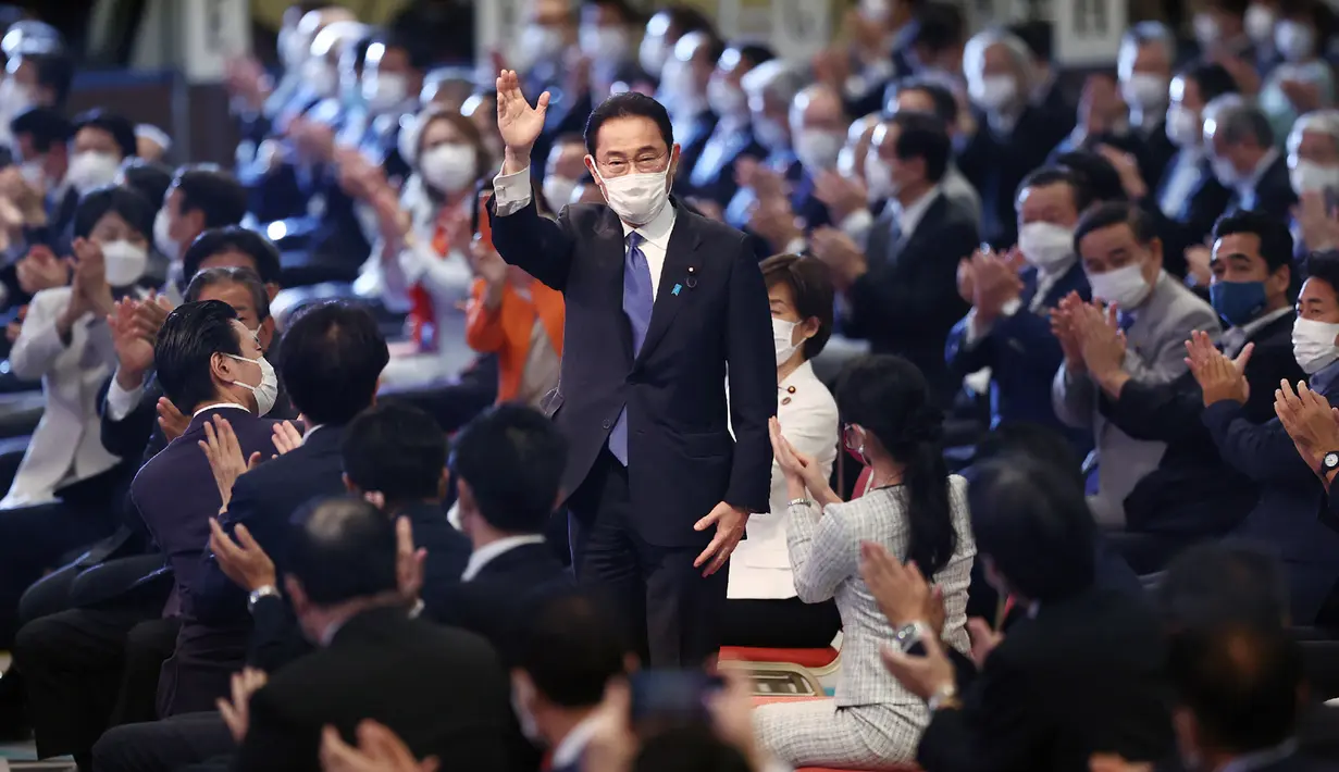 Mantan Menteri Luar Negeri Fumio Kishida (tengah) bereaksi setelah terpilih sebagai perdana menteri Jepang yang baru di Tokyo, Rabu (29/9/2021). Fumio Kishida memenangkan pemilihan kepemimpinan partai yang memerintah dan menjadi perdana menteri Jepang berikutnya. (STR / JIJI PRESS / AFP)