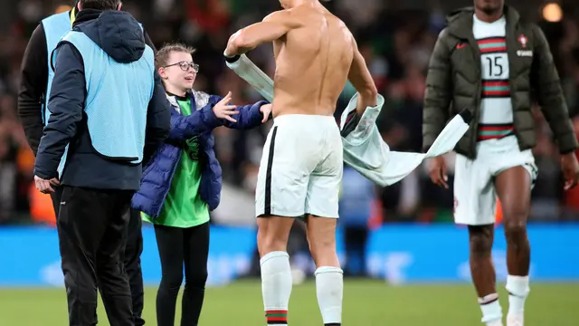 Cristiano Ronaldo berikan jersey kepada penyusup cilik