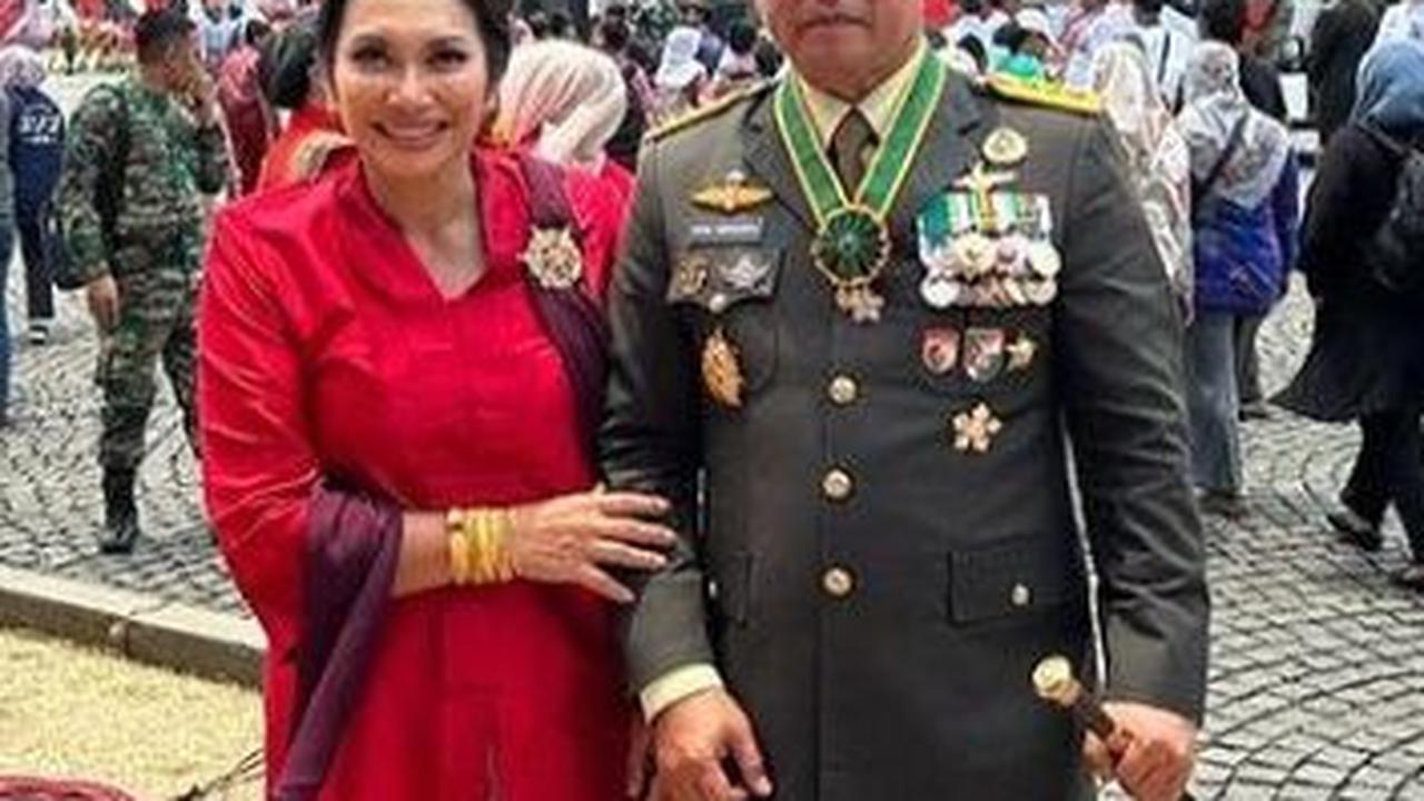 Paulina Pandjaitan merupakan anak sulung dari 4 bersaudara.<br>