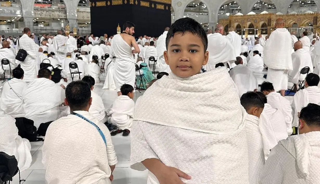 Tak hanya berdua, mereka juga mengajak buah hati mereka , Adam untuk menjalani ibadah umrah bersama.